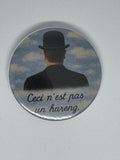 Magritte nous tourne le dos