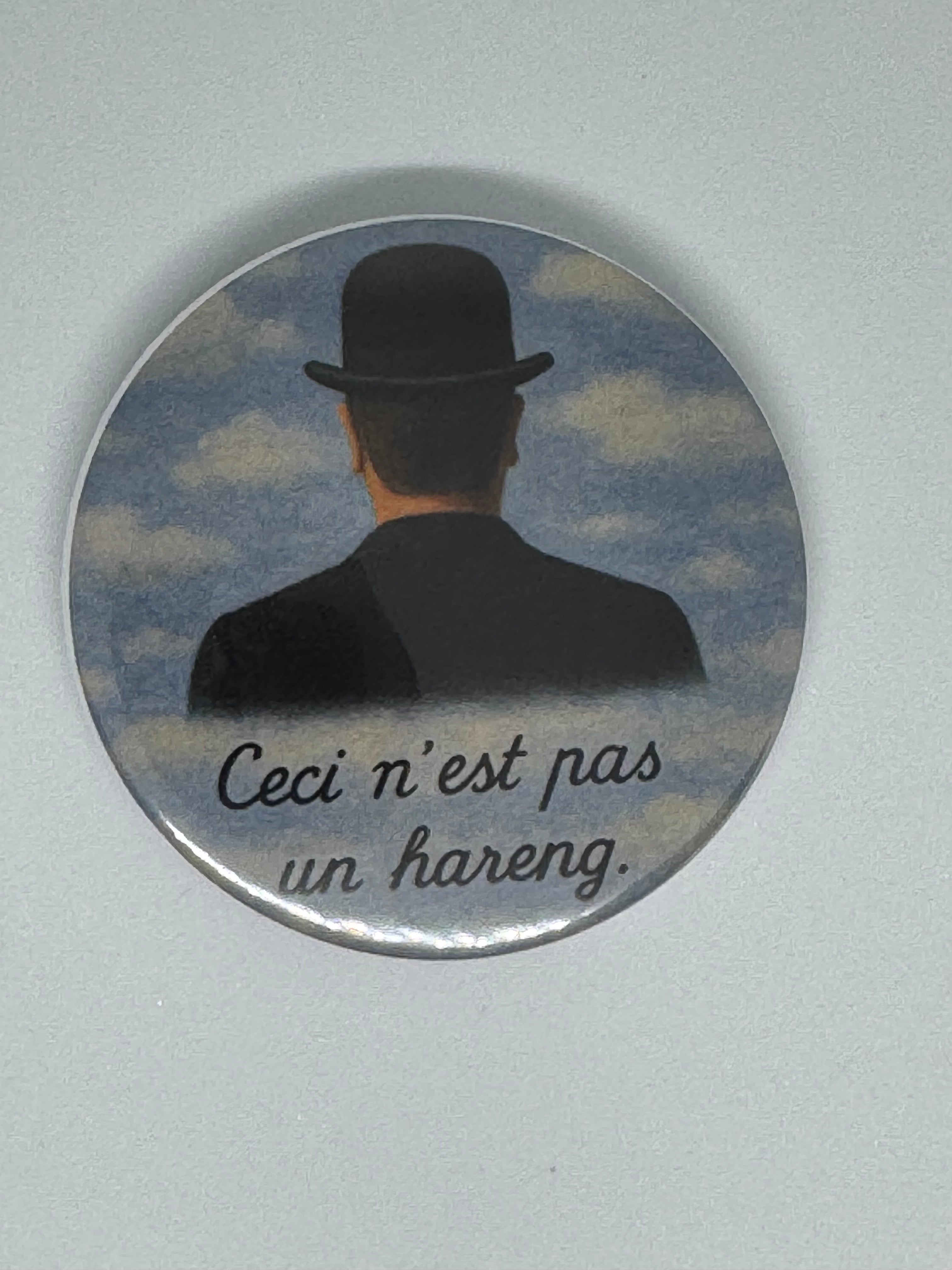 Magritte nous tourne le dos